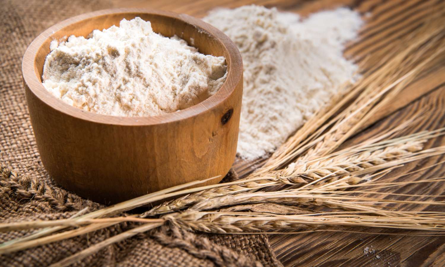 「全粒粉」の小麦粉はどんな特徴があるのか、なぜ少し茶色いのか、ブランって何なのか