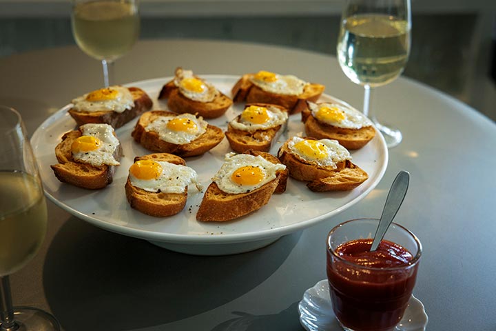 うずらの目玉焼きのせクロスティーニ