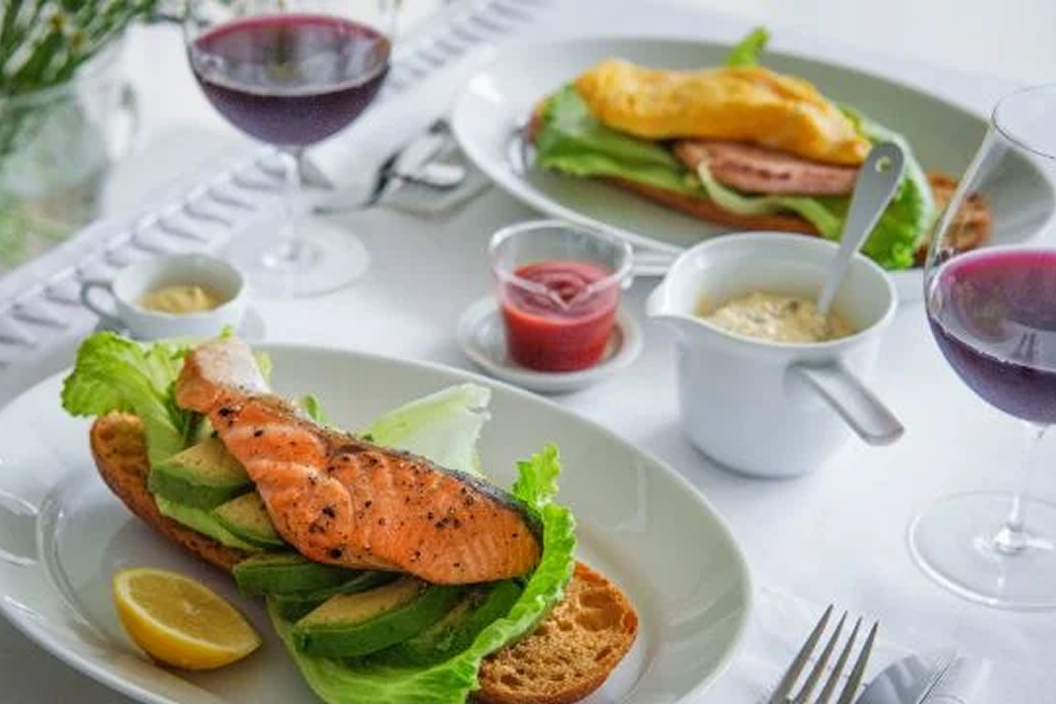 サーモンとアボカド＆ハムとオムレツ　２種のオープンサンド