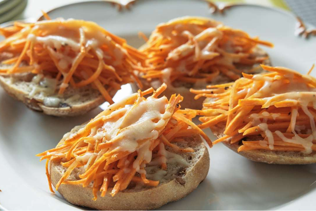 にんじんサラダとチーズのトースト