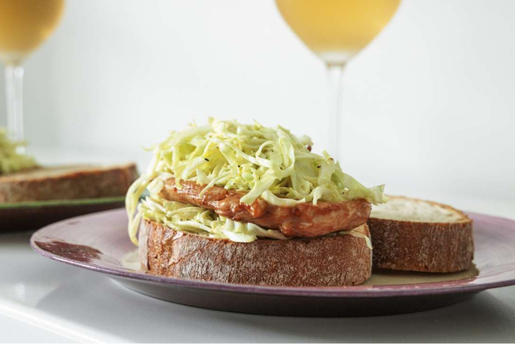 ささみのにんにくじょうゆとキャベツのカンパーニュサンド