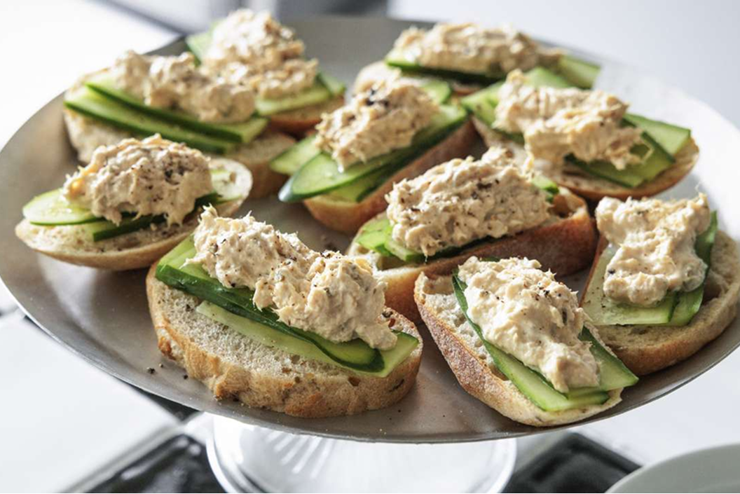 トンナートソースときゅうりのクロスティーニ