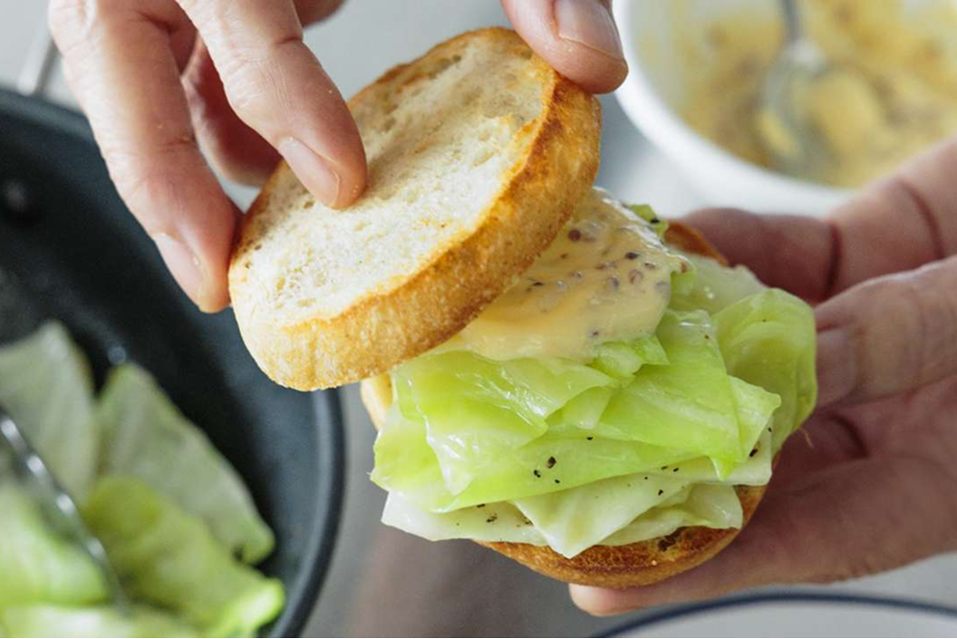 キャベツのバターソテー　プチブールサンド