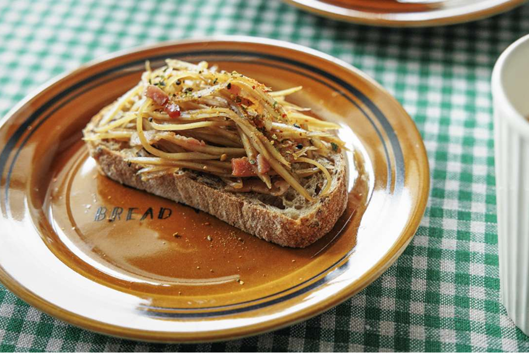 ベーコンきんぴらのクロスティーニ