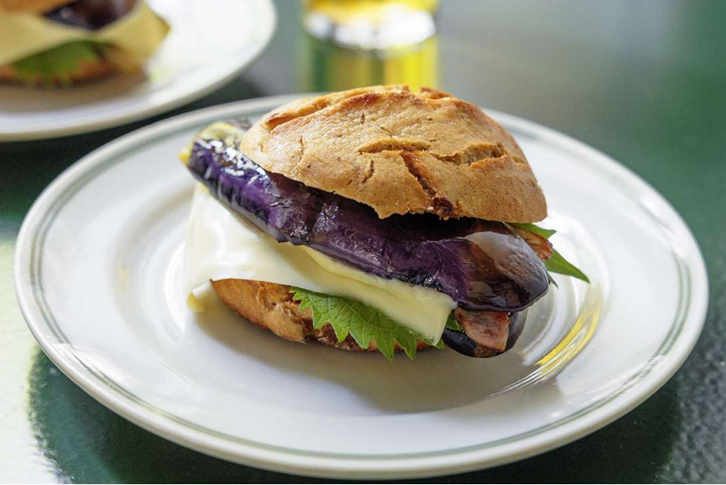 なすとベーコンの梅おかかサンド