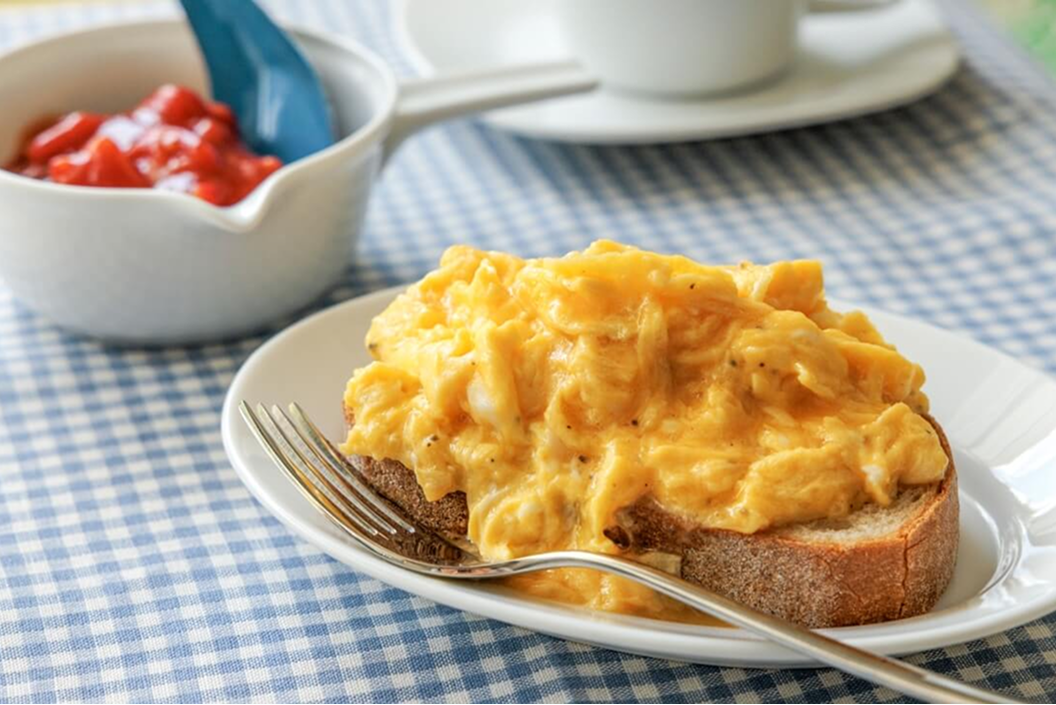 ふわふわ卵のオープンサンド