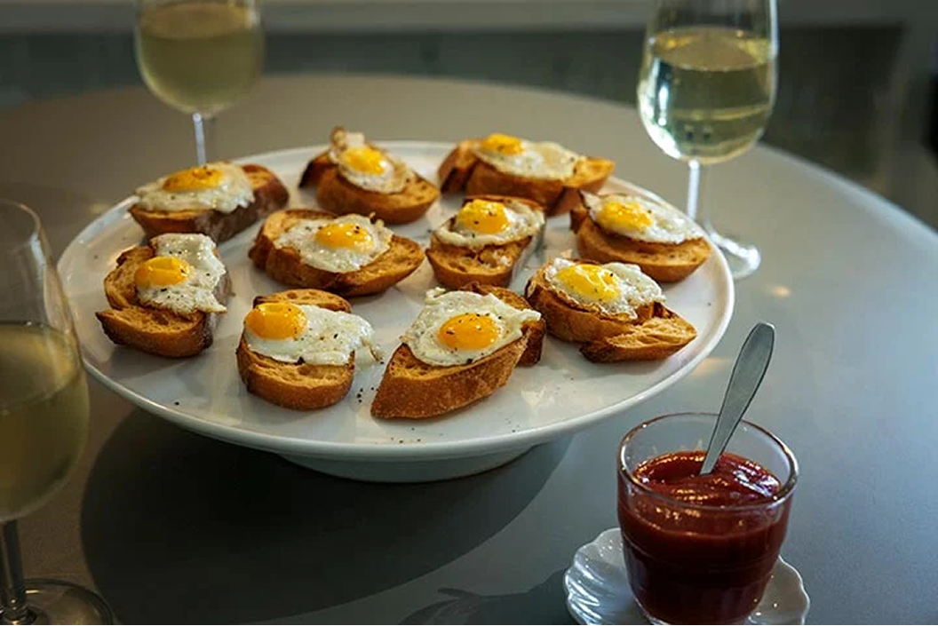 うずらの目玉焼きのせクロスティーニ