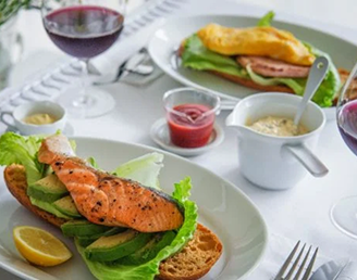 サーモンとアボガド＆ハムとオムレツ2種のオーブンサンド