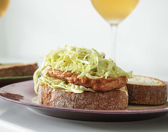 ささみのにんにくじょうゆとキャベツのカンパーニュサンド