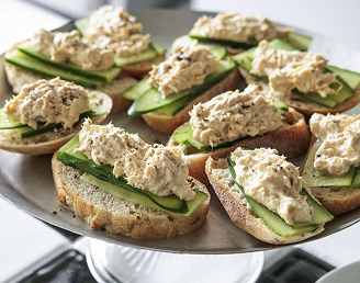 トンナートソースときゅうりのクロスティーニ