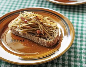 ベーコンきんぴらのクロスティーニ