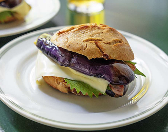 なすとベーコンの梅おかかサンド