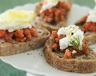 サーモンのクロスティーニ