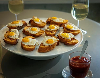 うずらの目玉焼きのせクロスティーニ