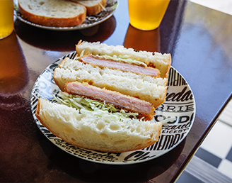 厚ぎりハムカツサンド